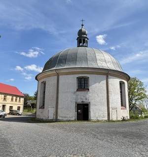 Voln pstupn kostel ve tvaru rotundy uprosted nmst v Levn