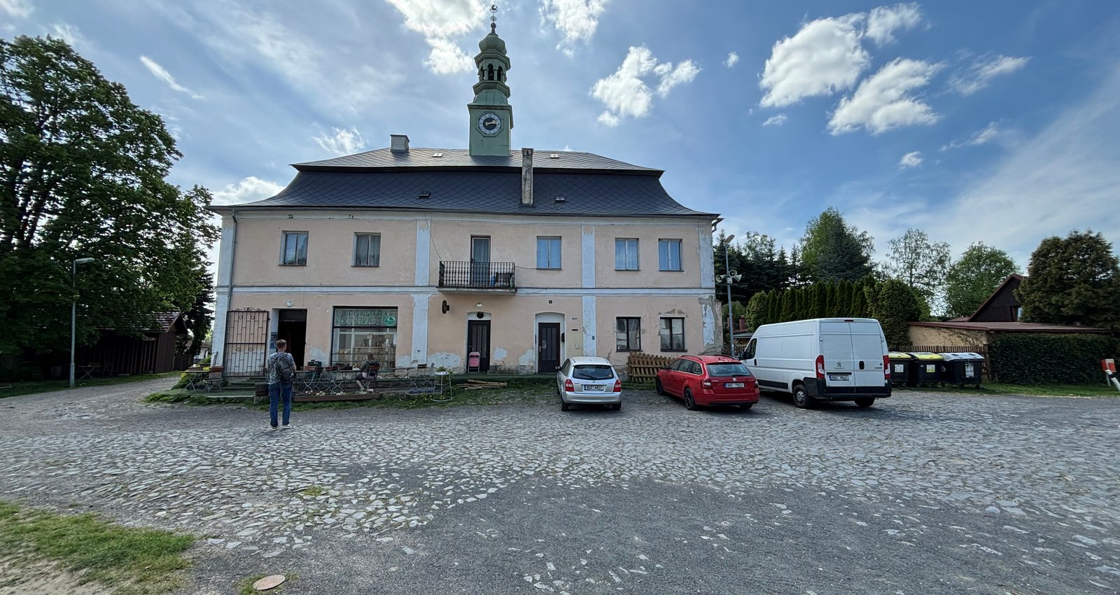 Je zde k dispozici obchod s potravinami a nkolik restaurac