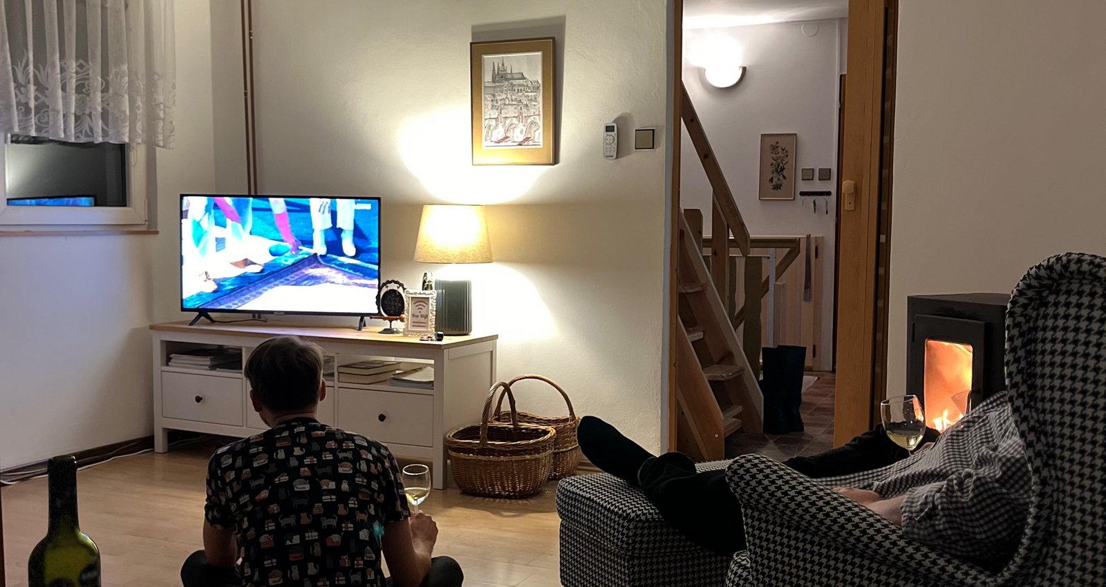 Spoleensk mstnost s rozkldac sedac soupravou, konferennm stolkem, klimatizac, TV a krbovmi kamny.