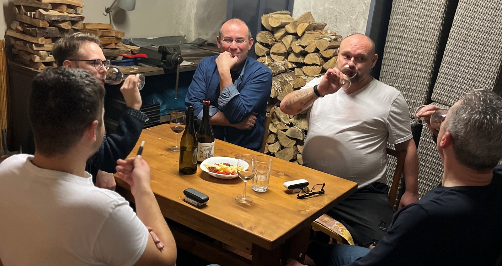 V suternu je zzem objektu s posezenm a vstupem do zasteen pergoly s plynovm i klasickm grilem a houpac lavic.